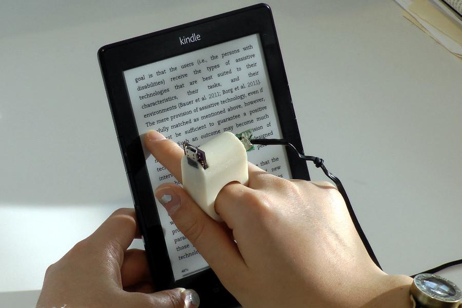 FingerReader-Reading-Kindle (1)
