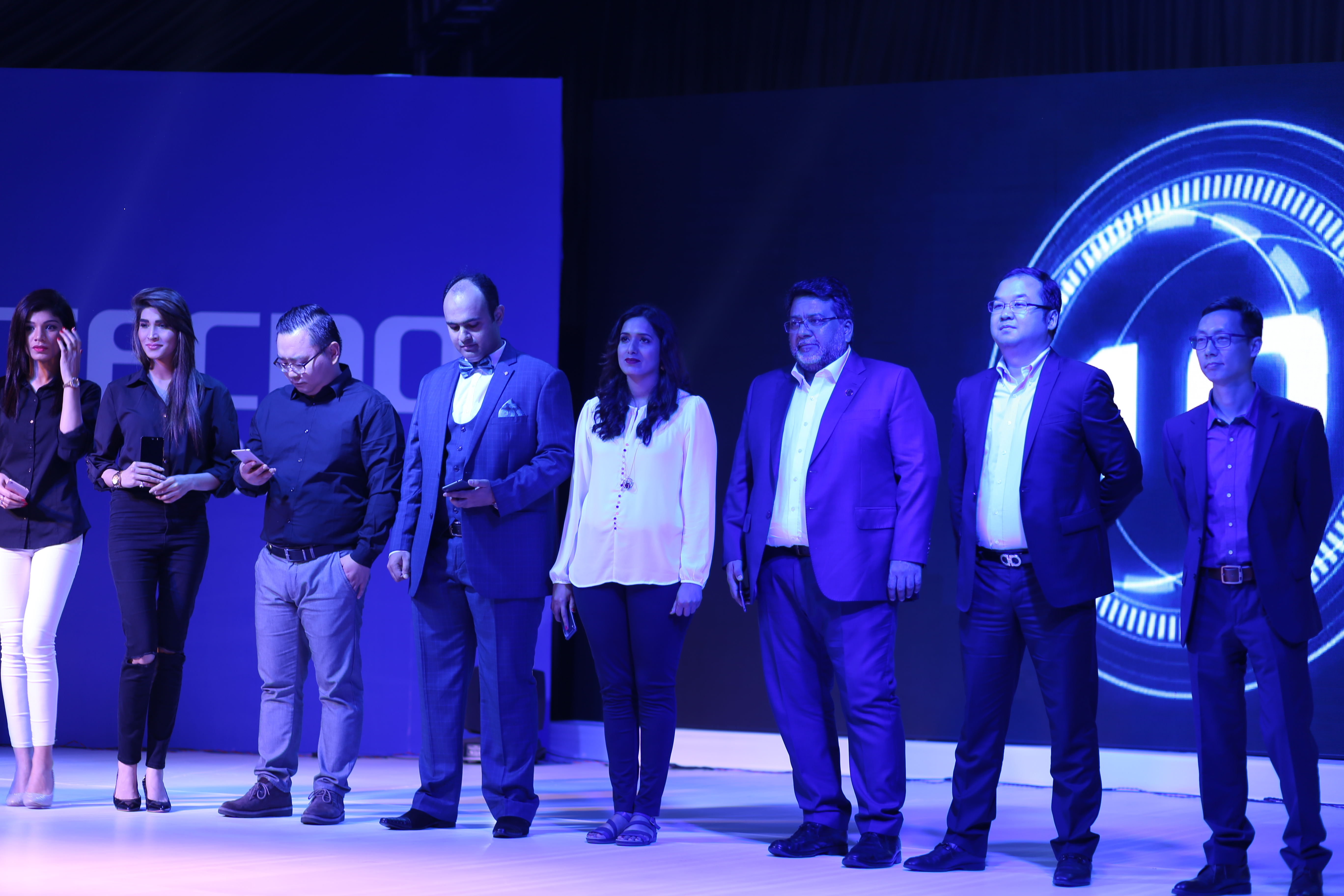 Product Manager , Sufyan Ali (Retail Manager) , Saira Ghaffar (ATL Manager) , Ejaz Hassan(CEO United), Stephen Ha (CEO Tecno Mobile), Mr. Willie (VP Transsion Holdings)unveiling CX