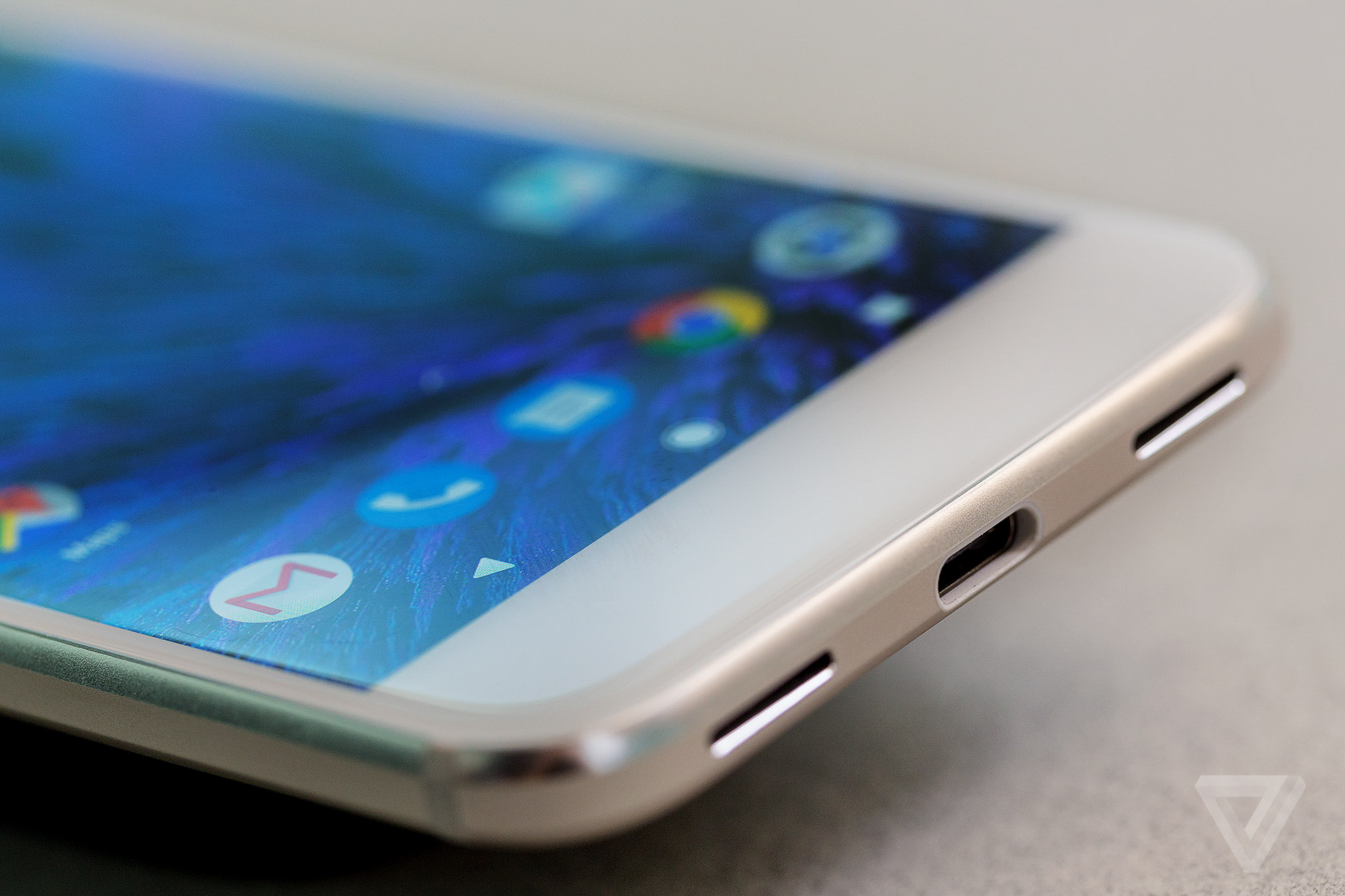 Samsung trolls Google after Pixel 2 XL screen issues