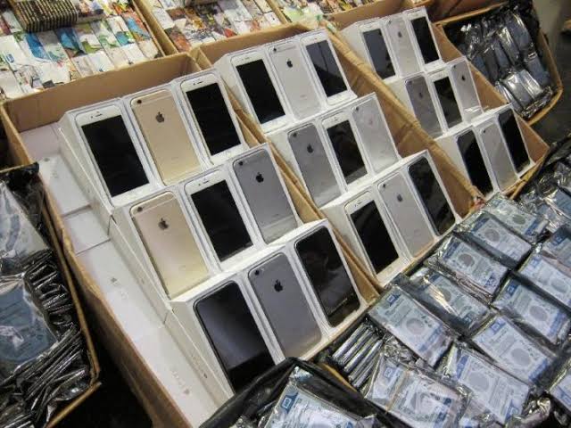 Custom-Stops-Smuggling-of-iPhones