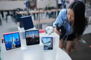 Samsung Phones Win Back Young Buyers With Slim Design And Ai