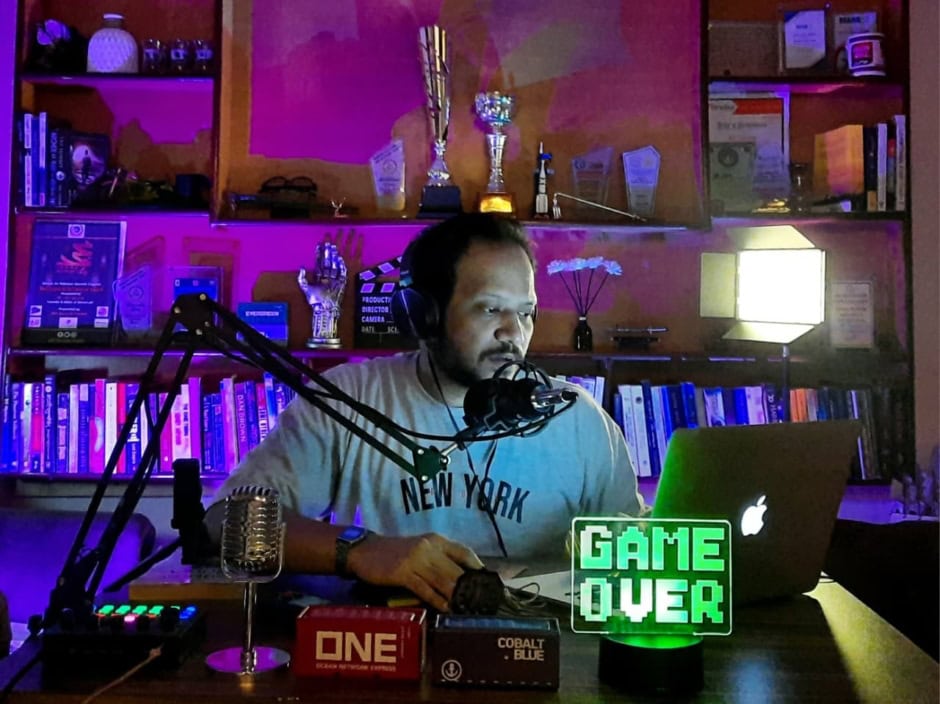 Karachi entrepreneur sets up home podcast studio via Temu