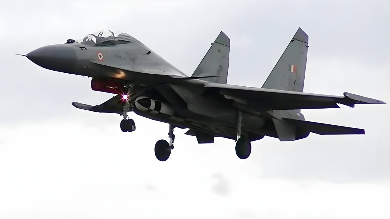 Indian Su-30 MKI Fighter Jet Almost Crashes: Hard Landing Disrupts Pune Airport