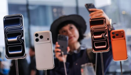 Apple Leads Global Smartphone Shipments