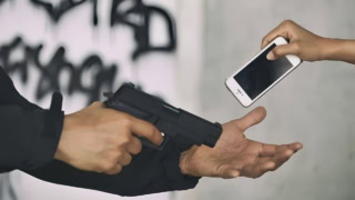 55 Expensive Mobile Phones Snatched From Trader Near Red Zone In Karachi
