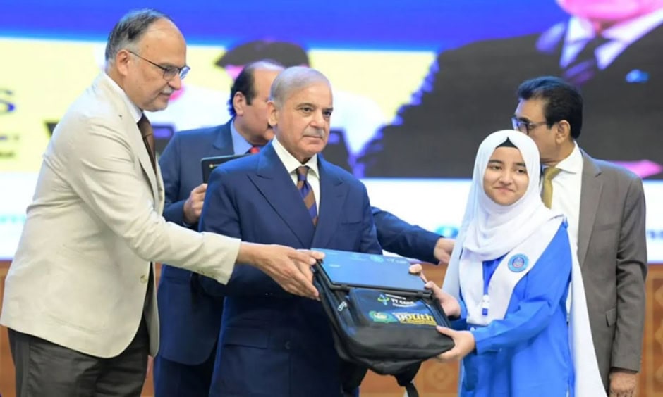 Govt To Distribute 500000 Chromebooks And Mifi Devices To Students